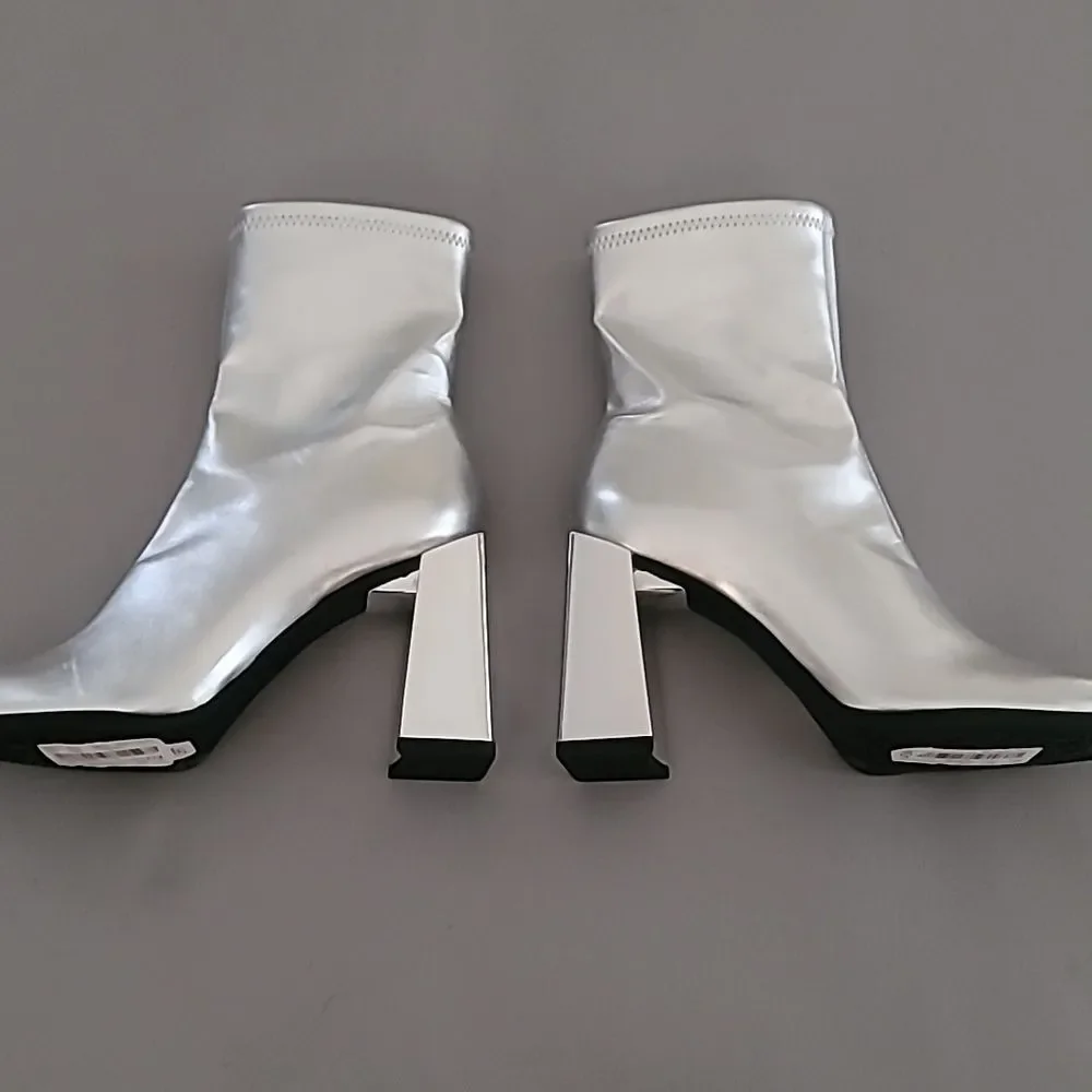 Gianni Bini Women's Border-Line Silver Metallic Block Heel Booties 7M